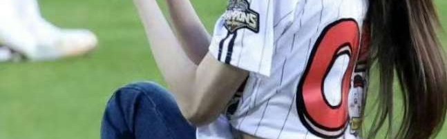 开云网页版-申有娜现身蚕室棒球场开球_新浪新闻