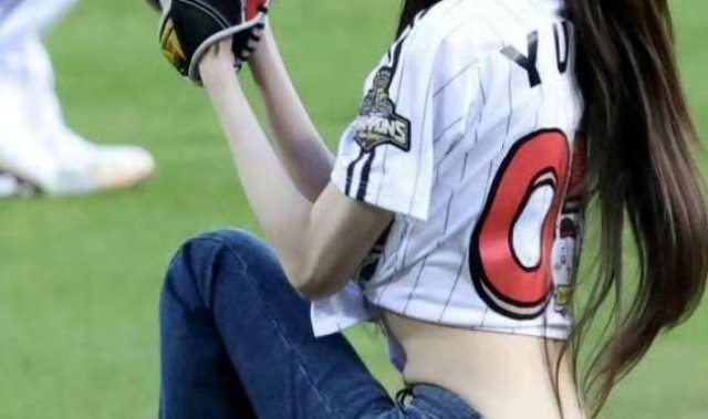 开云网页版-申有娜现身蚕室棒球场开球_新浪新闻