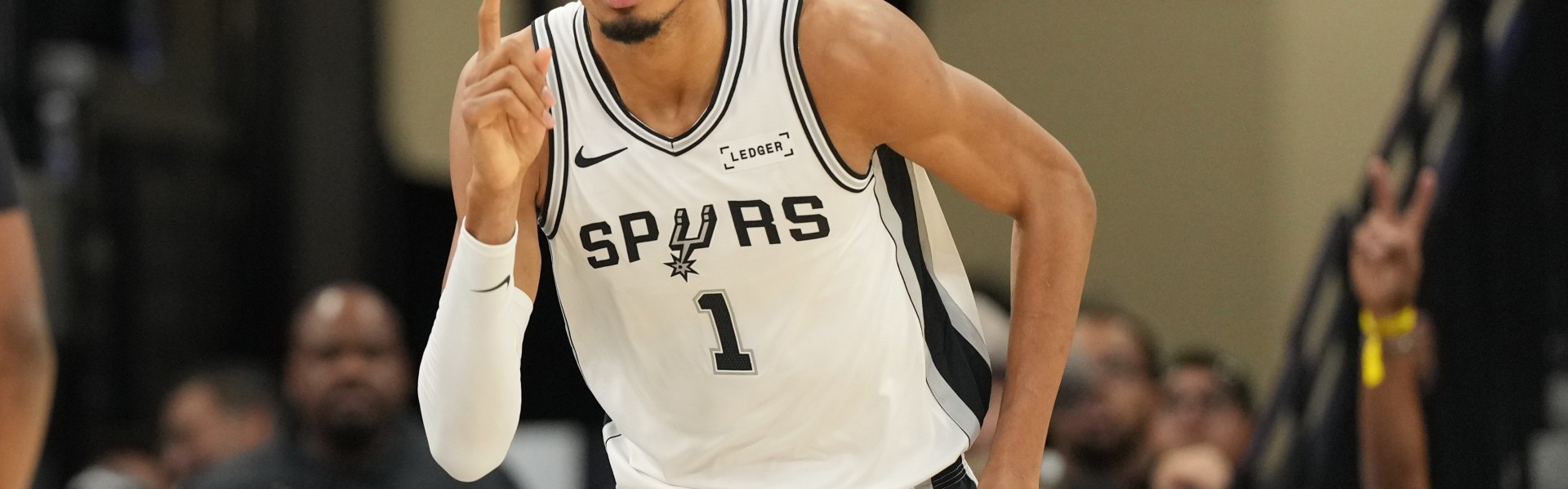 开云体育-韦德：你不懂文班下一步会做什么 他有着外星人一样的神秘感