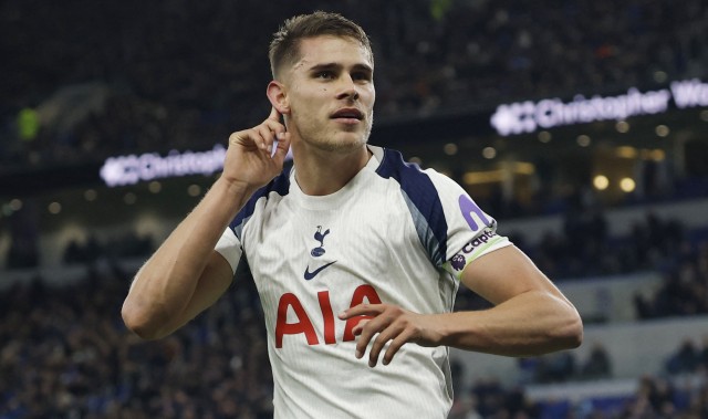 开云下载-舍伍德：利物浦今夏会关注范德芬，他很适合和范戴克搭档